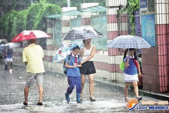 台风天停课通知难等 厦门市委建议应实施 看信