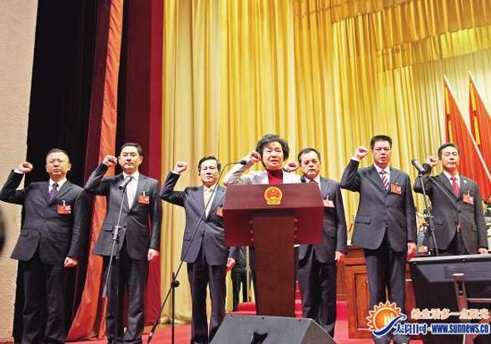 新当选人员向宪法庄严宣誓，标志着宪法宣誓制度在厦门正式实施。记者 陈理杰 摄