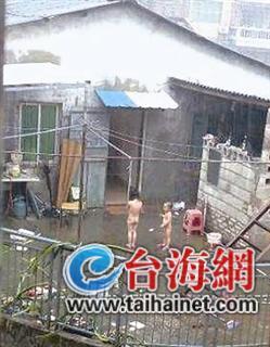 ▲姐弟俩被父母体罚，脱光站在露台淋雨