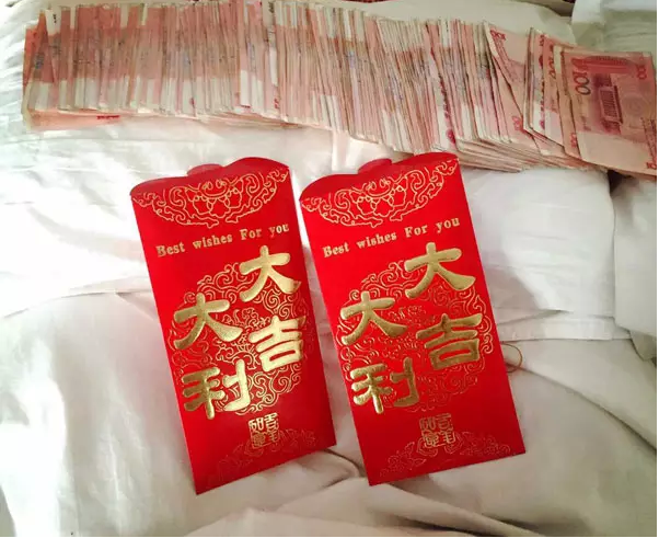 这笔钱是放在沈同学的床头的,初一早上,她醒来看,觉得“又惊喜,又有爱。”