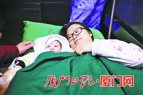 男“猴宝”在妈妈身边很可爱。