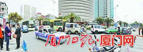 春节期间,我市一些路段交通压力大增。 (本报记者 姚凡 摄)