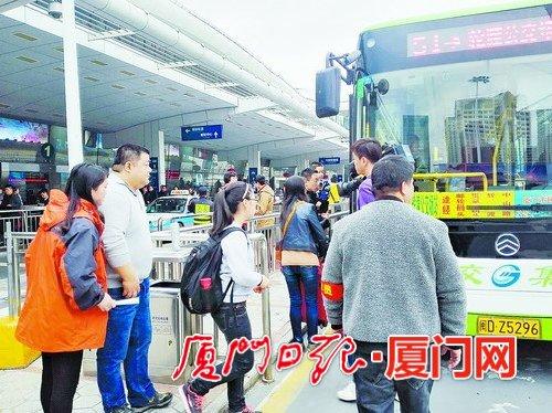 旅客争先恐后乘坐51路。