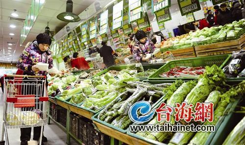 油菜5元、花菜7元、上海青6元……这不是大排档的菜单,而是厦门菜市场的菜价。