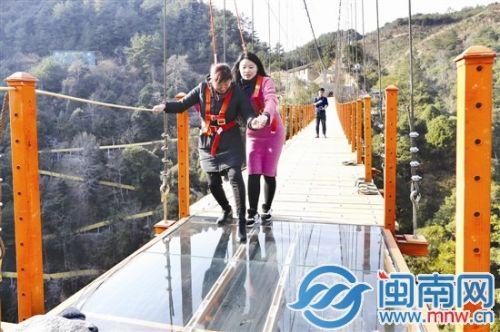 ▲记者(右)和一名工作人员感受玻璃天桥的“心跳之旅”