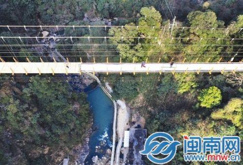 ▶天桥离地面148米，脚下的景致清晰可见