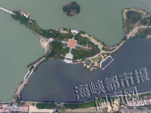 公园湖水变黑，与旁边的形成鲜明对比
