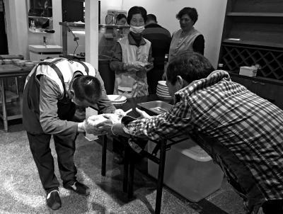 每个进入餐馆就餐的人都要遵守礼仪,鞠躬接过饭碗