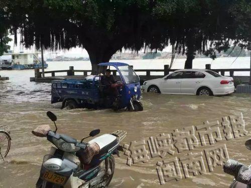 漳州九龙江西溪的潮水漫上石码锦江道