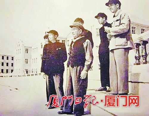 陈嘉庚在建南大会堂前。(厦大供图)
