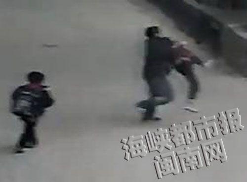 王某抱走小孩瞬间（视频截图）
