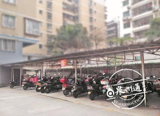 刘女士小区楼下的电动车棚，电动车警报器响了一夜扰得居民难入眠。