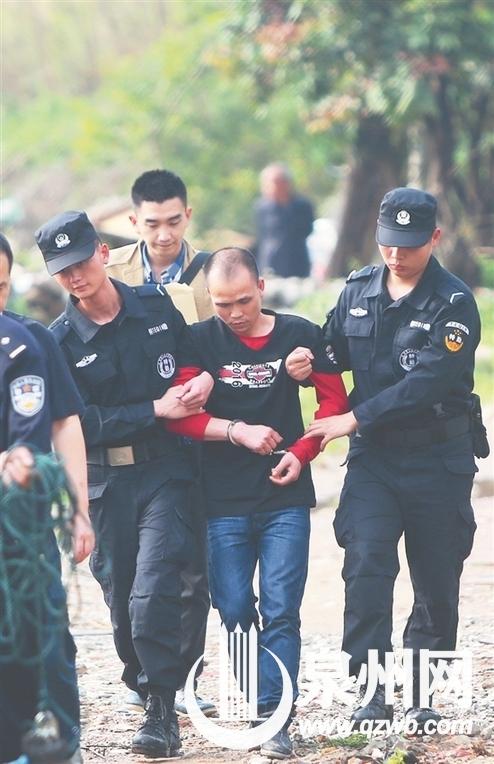 犯罪嫌疑人在民警的押解下指认现场