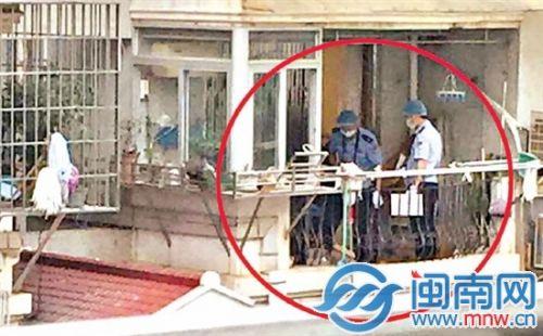 案发现场位于小区127号楼二楼一住房，图为警方在现场勘查