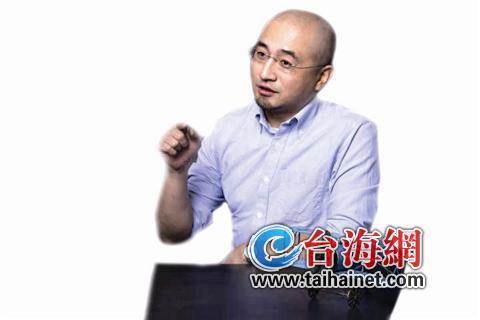 十几岁时，他主动辍学，因为“自己不适应教育体制”。