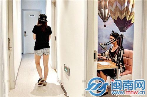 厦门一家公司,每天9个直播室都忙活着不同类型的主播