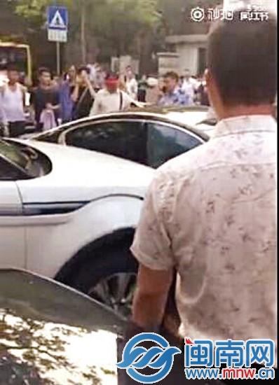 白色路虎数次撞向黑色捷豹车(视频截图)
