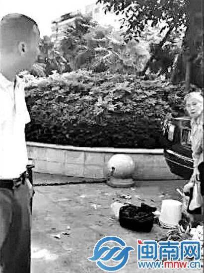 视频中,男子大声呵斥卖菜阿婆