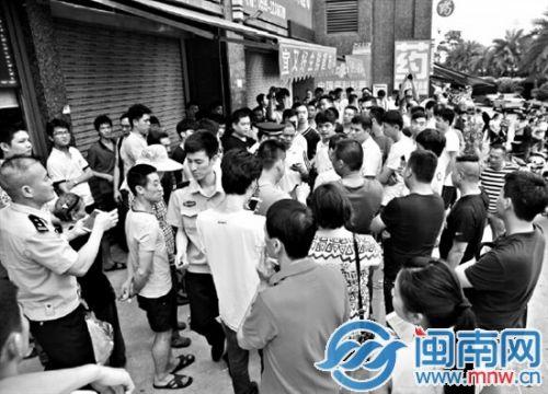 看到视频后,近百厝边到现场讨说法,警方介入协调