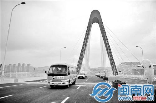 双鱼岛大桥通车后，由接驳车载游客进岛