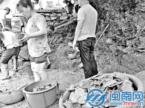 窑址发掘现场，已出土大量瓷片