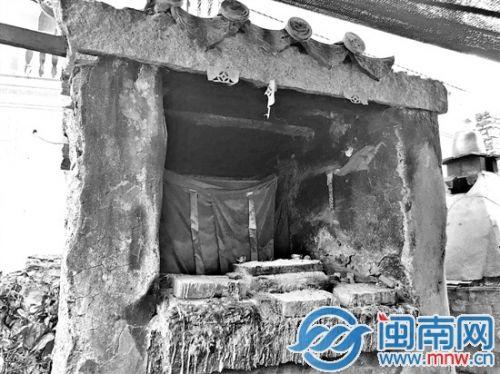 窑址旁一个微型土地庙,据说早时供奉的是罗明先师