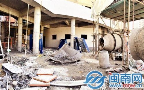 事发现场地砖撒落一地