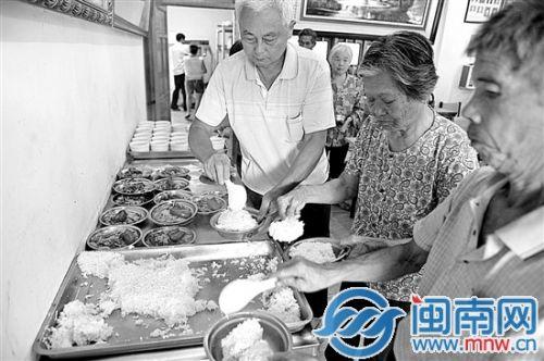 要是有人迟到,老人们还会给他们留饭