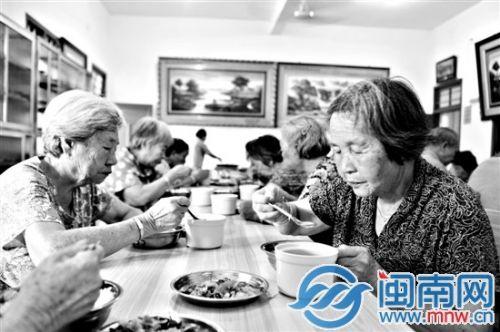 老人们集中用餐,再也不寂寞
