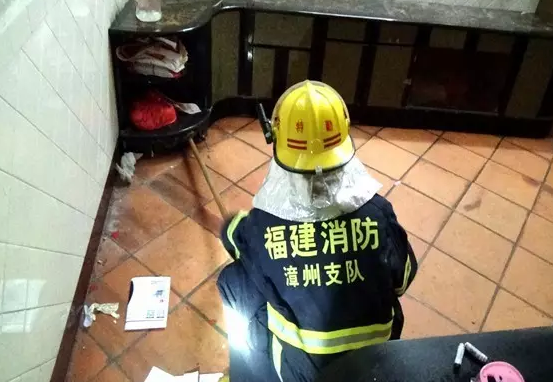 一米多长眼镜蛇闯进民房 藏身电视柜吓坏住户