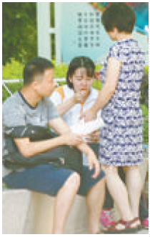 家长为孩子准备了点心。(本报记者 黄嵘 摄)