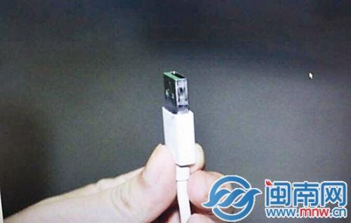 拿着充电手机