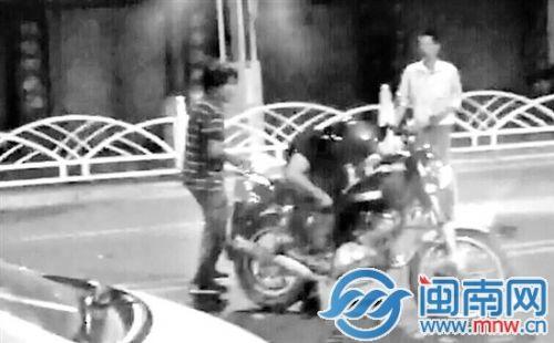 视频截图：两劫匪试图抢走肖师傅的摩托车逃跑2