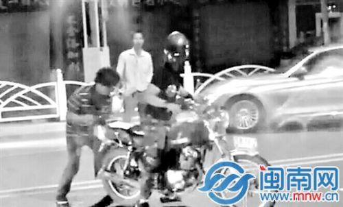 视频截图：两劫匪试图抢走肖师傅的摩托车逃跑3