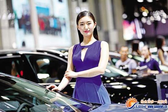 海西汽博会开幕,靓丽车模夺人眼球。记者 陈理杰 摄