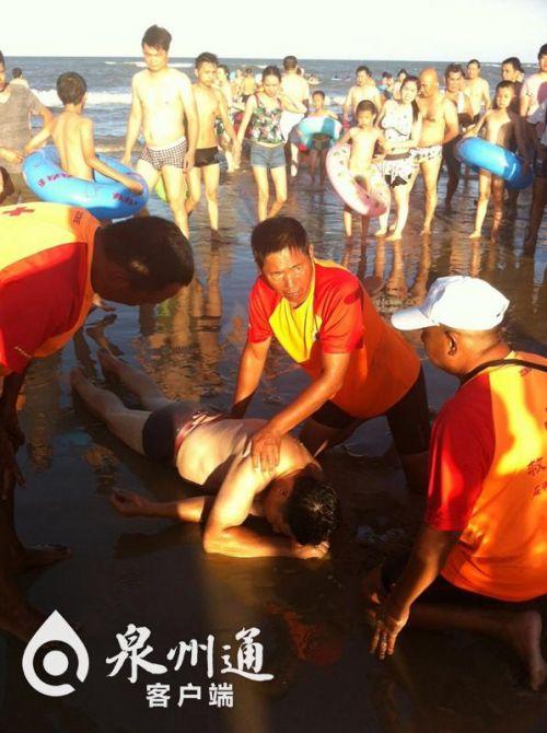 石狮红塔湾浴场：海浪袭来卷走8名游客　7人获救1人溺亡