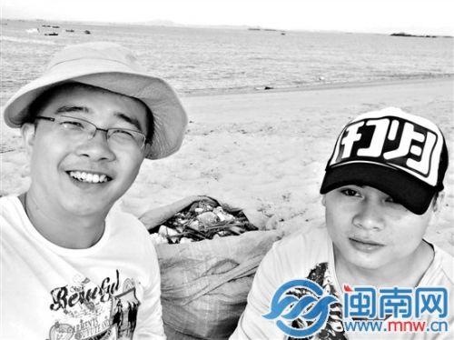 刚清理完海滩垃圾的蔡佳圆(左)和蔡俊杰