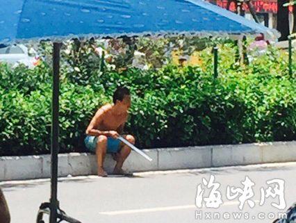 　　男子手拿长西瓜刀（网友图）