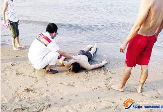 厦门海滩1小时不到现2起溺水 1人不幸遇难(图)_新浪闽南_新浪网
