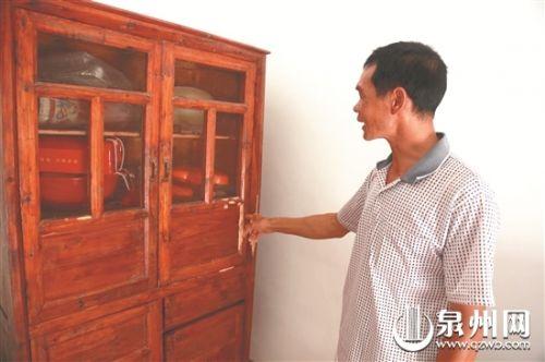  老吴家的柜子被松鼠咬坏