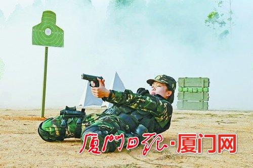 厦门女特种兵弃笔从戎三年 从1000米高空跳下
