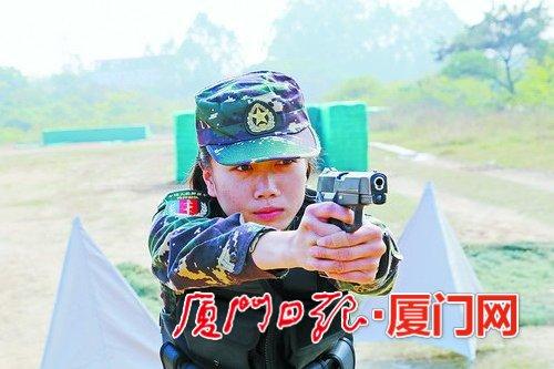 厦门女特种兵弃笔从戎三年 从1000米高空跳下