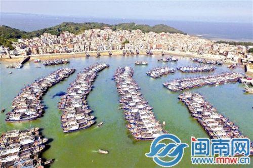 受台风影响，漳州龙海浯屿岛渔船全部原地等待台风警报解除
