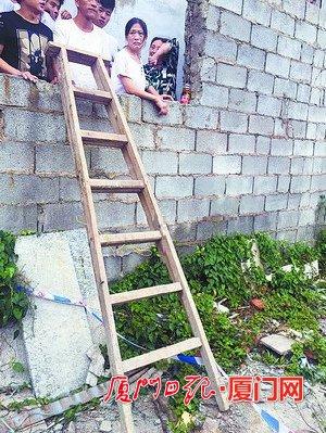 厦11岁男孩翻进建材厂玩耍被压石板 救出时已