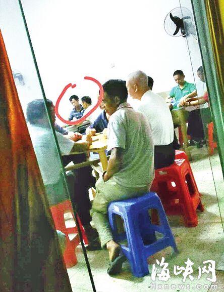 图中叼烟的男子为嫌疑人（受访者供图）
