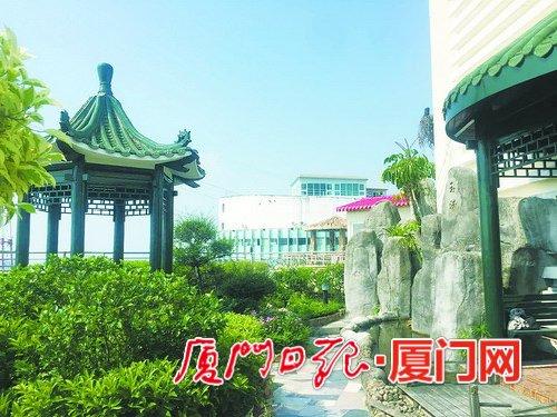 顶楼建有庭院假山。