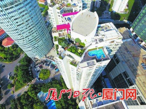 国贸金海岸3号楼35楼,一家叫“厦门Home海景空中别墅”的家庭旅馆存在违建问题。(记者张奇辉航拍器摄)
