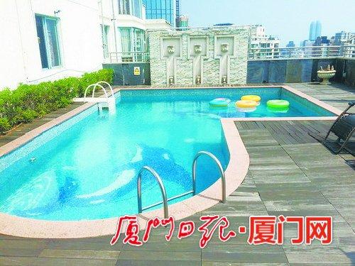 顶楼建有露天泳池。
