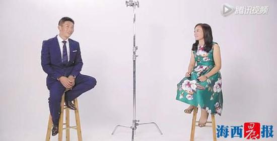 从环卫工的制服到时尚的服装,朱石宝夫妇变得更年轻。(视频截图)