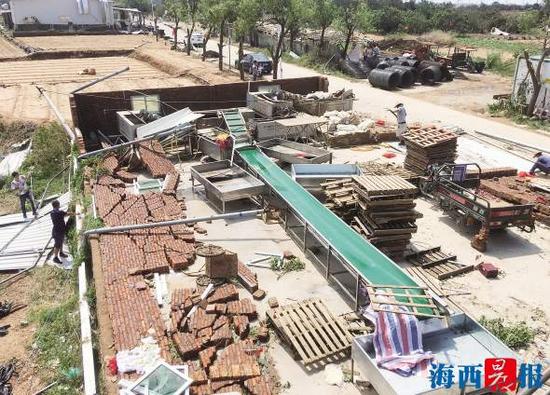 　彭厝东奋果蔬农业合作社的屋顶和墙都没了。